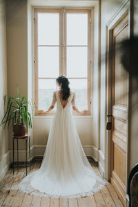 Rose, robe de mariée dos nu en dentelle, création signée Christelle Vasseur à Bordeaux