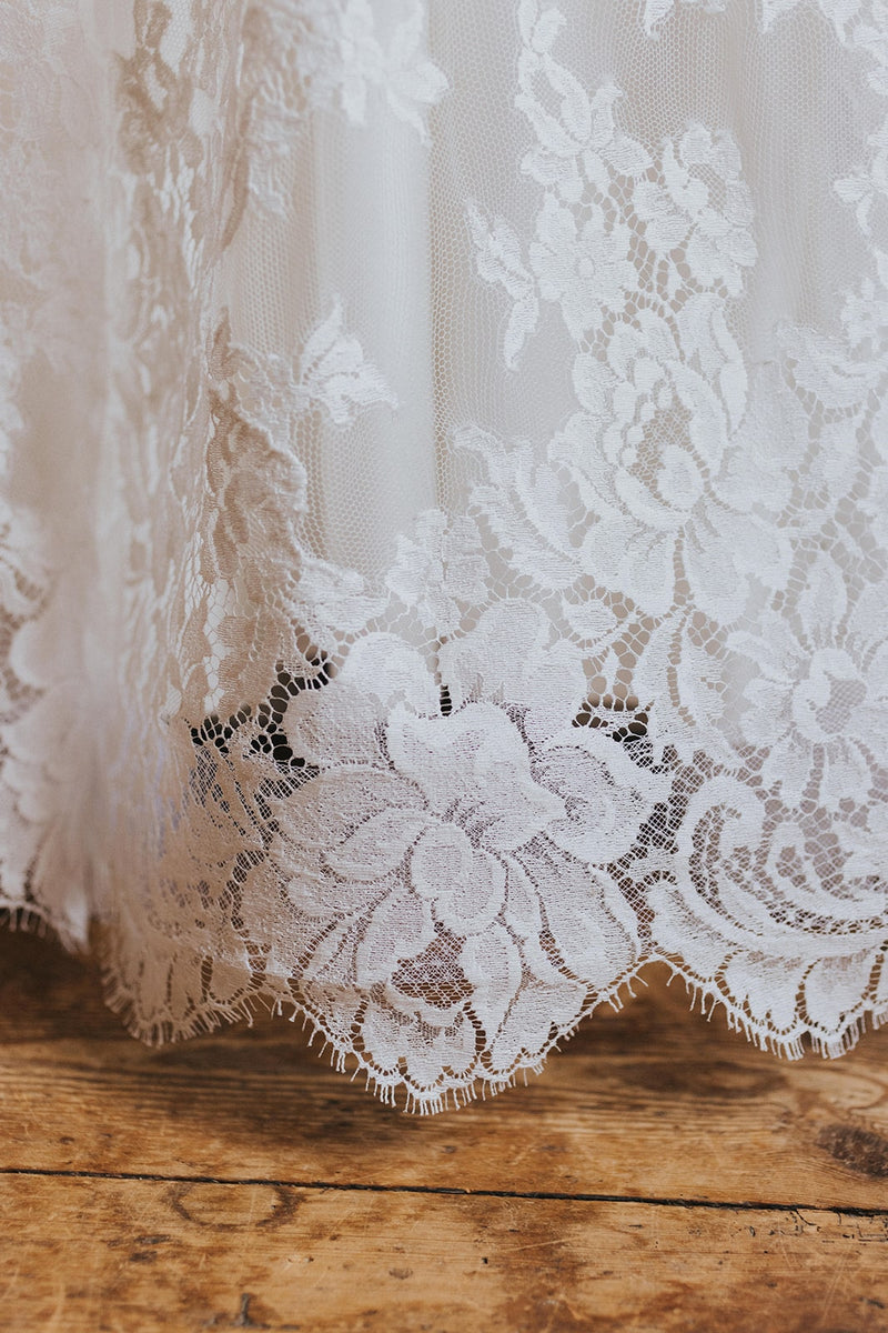 Rani Robe de mariée en dentelle de Calais, création Christelle Vasseur, boutique mariage à Bordeaux