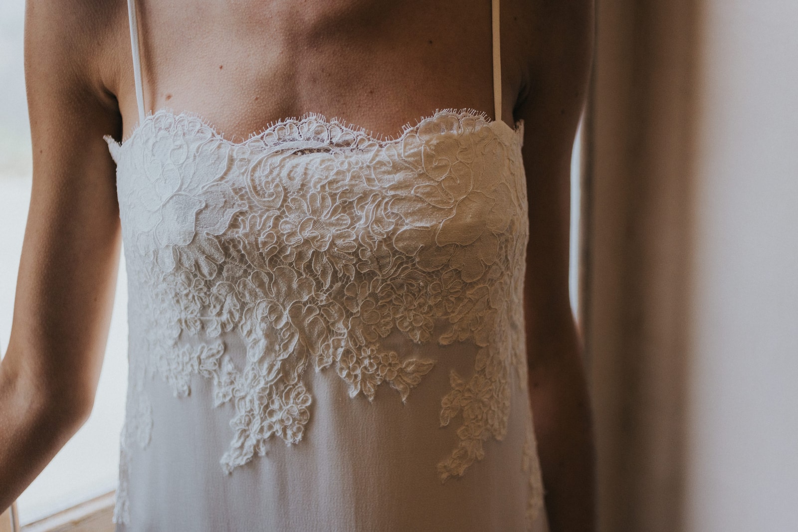 Suzanne -  Robe de mariée dentelle, création Christelle Vasseur, boutique mariage à Bordeaux